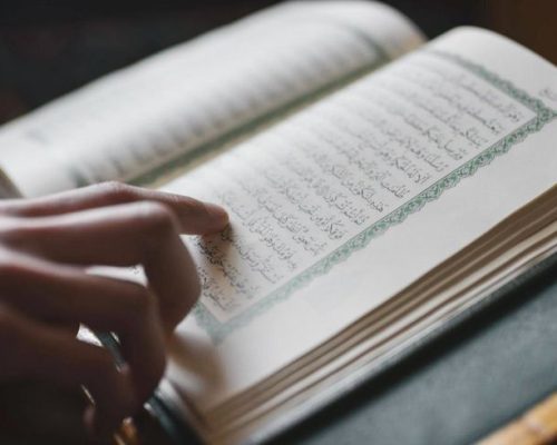 Reading Quran Pak Video